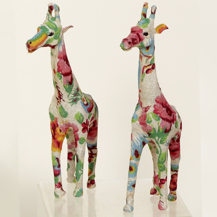 Figura JIRAFA flores 23cm